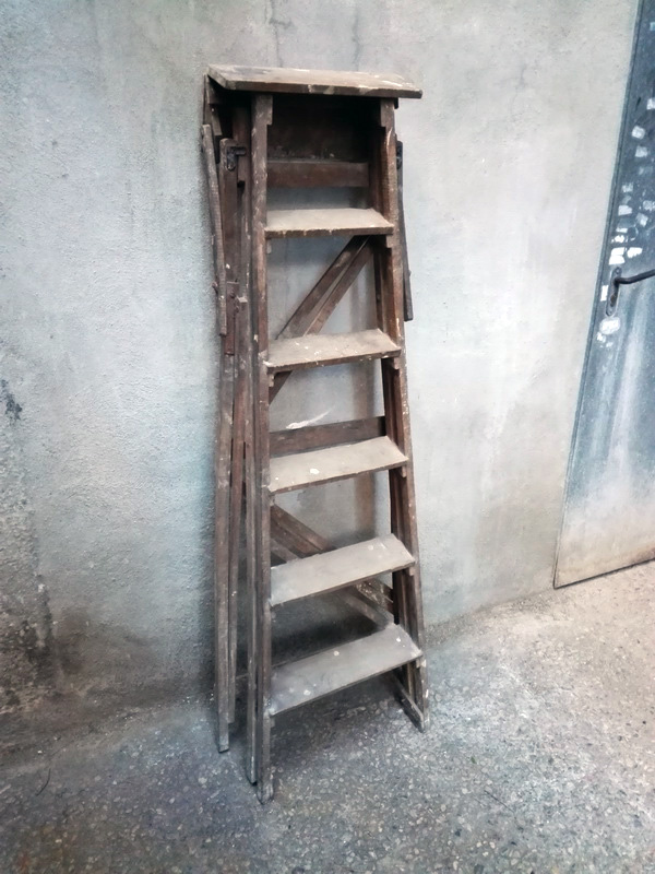 escalera 6 peldaños.madera 136x54x94 (18eu.) 1u